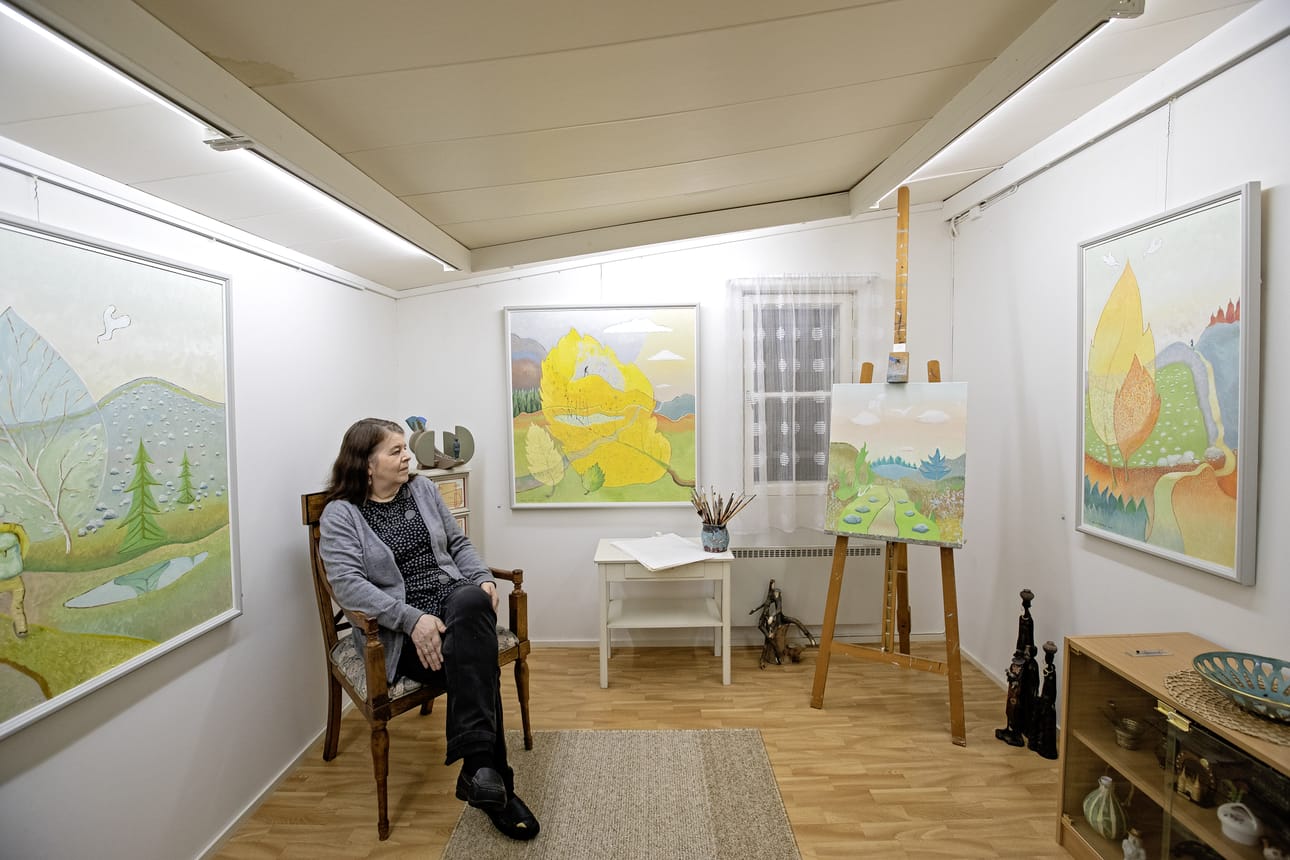 Paavo Pyhtilän maalausten värit heleytyivät loppua kohti. – Isän toive oli, että maalauskokonaisuus säilyy jollakin tavalla ja siitä pidetään huolta. Mietimme nyt miten se käytännössä toteutetaan, taiteilijan tytär Mia Pyhtilä sanoo.