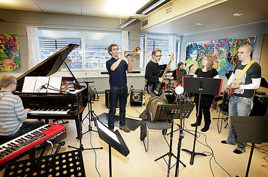 Sami Juntunen (vas.), Carlo Marchi, Raoul Björkenheim, Olli Estola, Tiina Kaikkonen ja Mikko Nuorala paneutuvat jazzin saloihin.