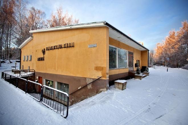 Aleksis Kiventiellä olevassa kiinteistössä toimi pitkään koulu. Nyt rakennukseen saneerataan asuntoja. Kuva vuodelta 2012. ARKISTOKUVA: HENRI KOSKINEN