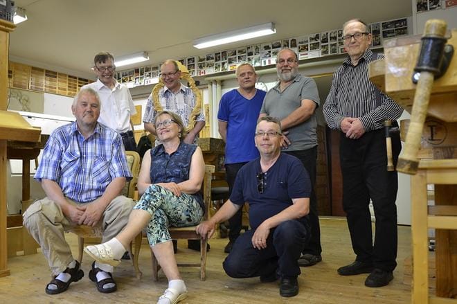 Veistokurssin ryhmä Heikki Raittinen Lammilta, Katariina Laakso Enontekiöltä, Jouni Hirvimäki Kauhajoelta, Mikko Tapiovaara Vantaalta, Juha-Pekka Saarimaa Salosta, Aki Aikala Eurajoelta ja Juhani Korteniemi Kurusta olivat koolla ensimmäistä kertaa sitten vuoden 1979. He epäilivät, että jos seuraavaan kokoontumiseen menee taas 40 vuotta, ei kovin moni enää silloin tule paikalle. Opettajan näkökulman tapaamiseen toi Martti Parkkamäki. KUVAT: JAANA ALA-LAHTI