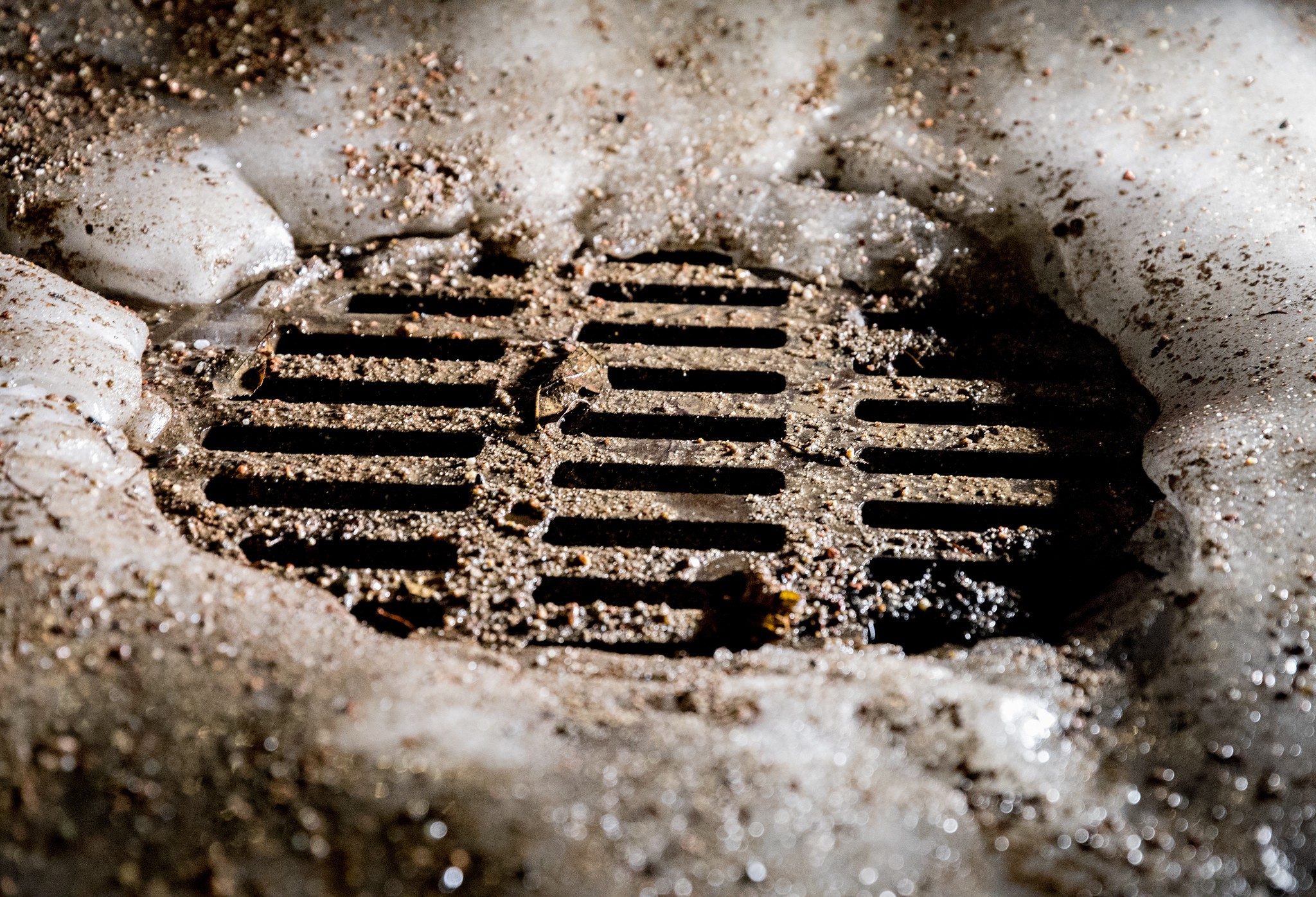Kaivojen sulattaminen aiheuttaa jäisille tieosuuksille kuoppia. Autoilijoilla täytyykin olla tarkkaavaisena tieosuuksilla, joilla sadevesikaivoja on sulatettu.