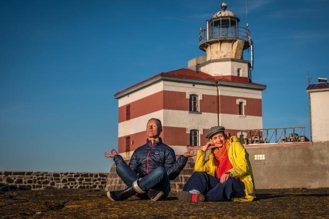 Juontajat Nicke Aldén ja Hannamari Hoikkala aloittavat eriskummallisiin nähtävyyksiin tutustumisen Ahvenanmaalta, Märketin majakalta. KUVA:
