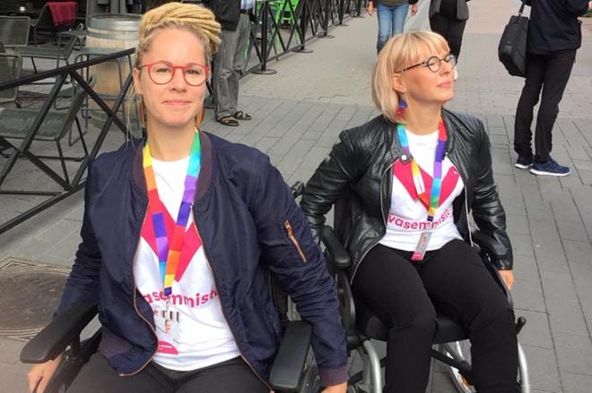 Kansanedustaja Hanna Sarkkinen (vas.) ja vasemmistoliiton eduskuntaryhmän puheenjohtaja Aino-Kaisa Pekonen istuutuivat Lahden keskustassa pyörätuoleihin. Kyse oli esteettömyyskampanjasta. Kaksikko suuntasi ostoksille läheiseen kenkäkauppaan.