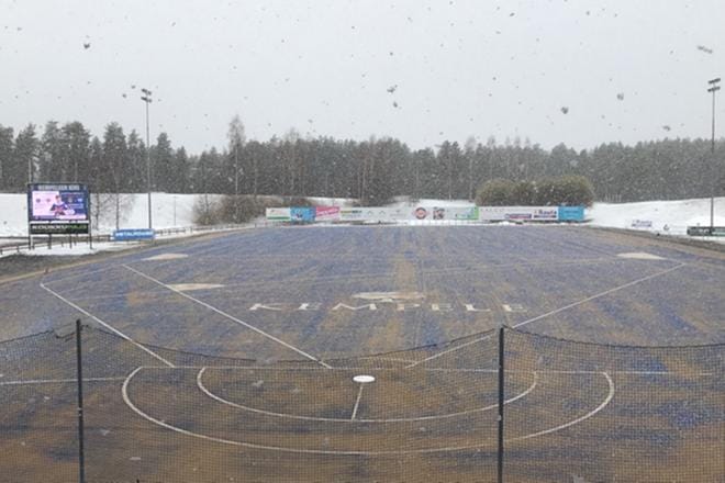 Kempeleen Sarkkirannan kentällä näyttää näin talviselta. Kuva: Superpesis