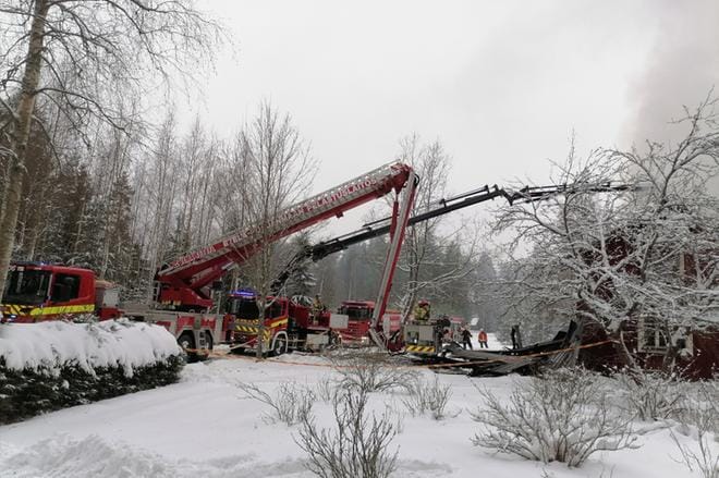 Takana näkyvä koura repi palopaikalla kattoa auki, jotta sammuttaminen olisi helpompaa. KUVA: JANI VÄLIMAA/ETELÄ-POHJANMAAN PELASTUSLAITOS