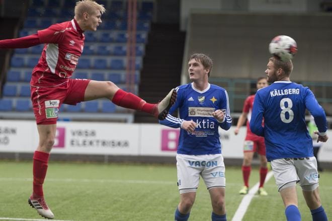 TP-47:n Joni Lehosmaa (vas.) laukoo, ja pallon kulkua seuraavat VIFK:n Christian Österlund ja tärkeän tasoitusmaalin viimeistellyt Casper Källberg. KUVA: MINNA ANTILA