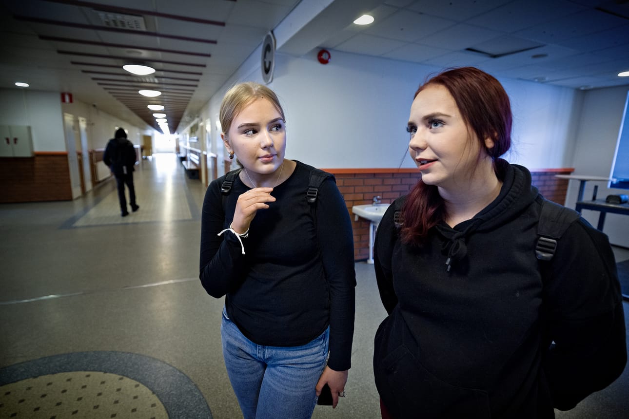 Hilma Lampi ja Kristiina Kangasmaa kertovat, että koulun vessojen ovet ovat usein välitunneilla lukossa. Se on merkki vapettamisesta.