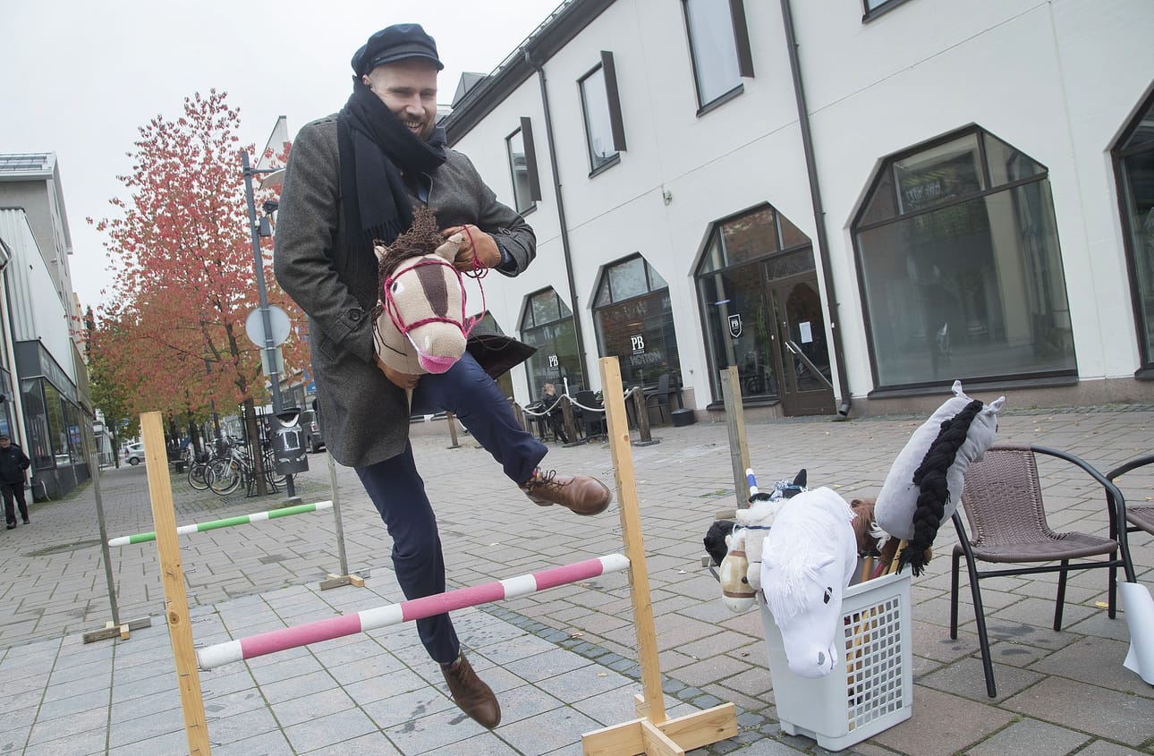 Vihreiden puheenjohtaja Touko Aalto testasi keppihevostalli Hurjapäiden temppuradan Riihimäellä, jossa puoluevaltuuskunta on koolla.