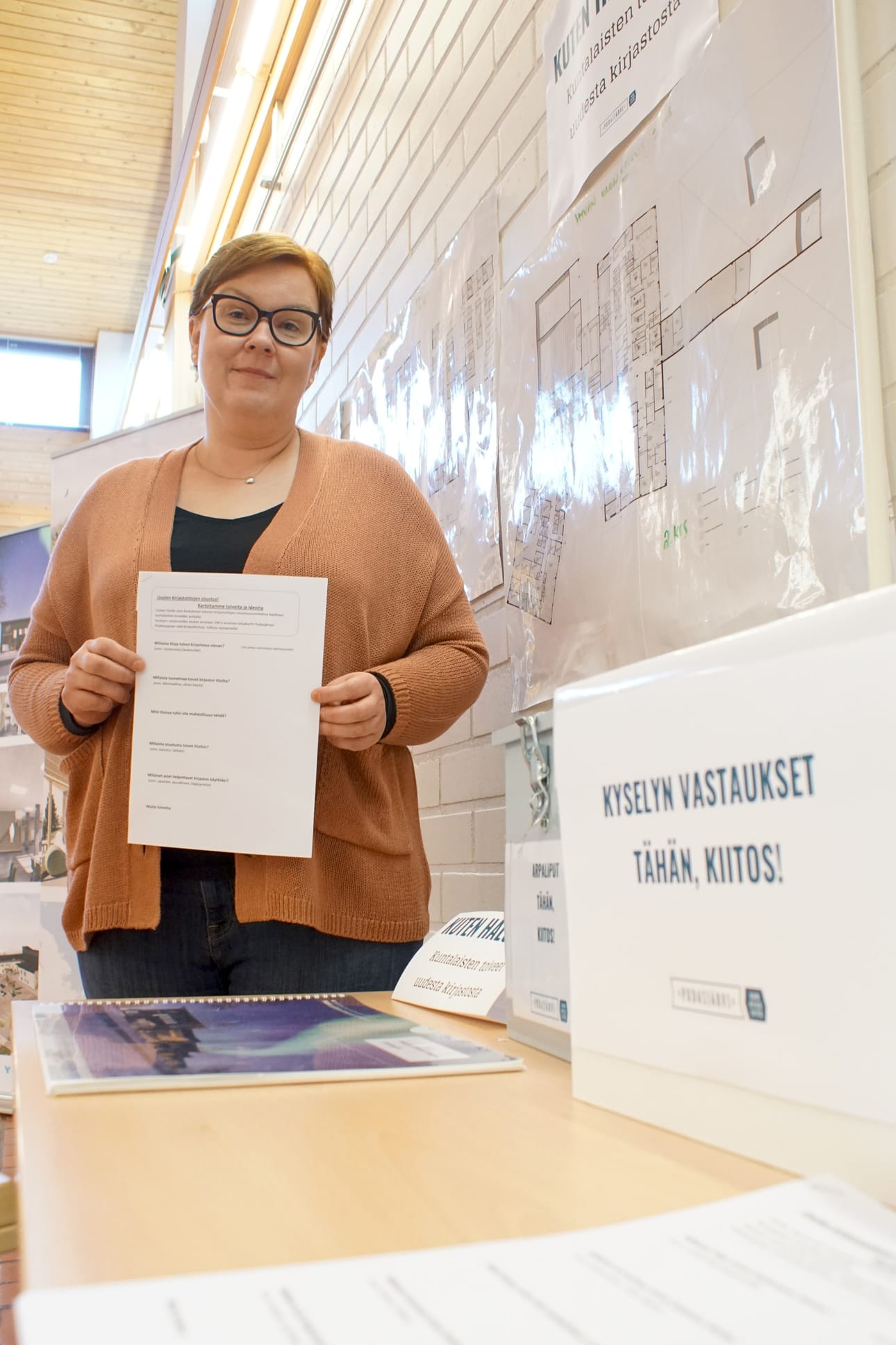 Kirjastossa voi esittää toiveitaan tulevan kirjaston toiminnoista, kertoo Outi Lintula. Hän vetää Pyhäjoen hallinnoimaa hanketta, jossa toinen osapuoli on Pudasjärvi.