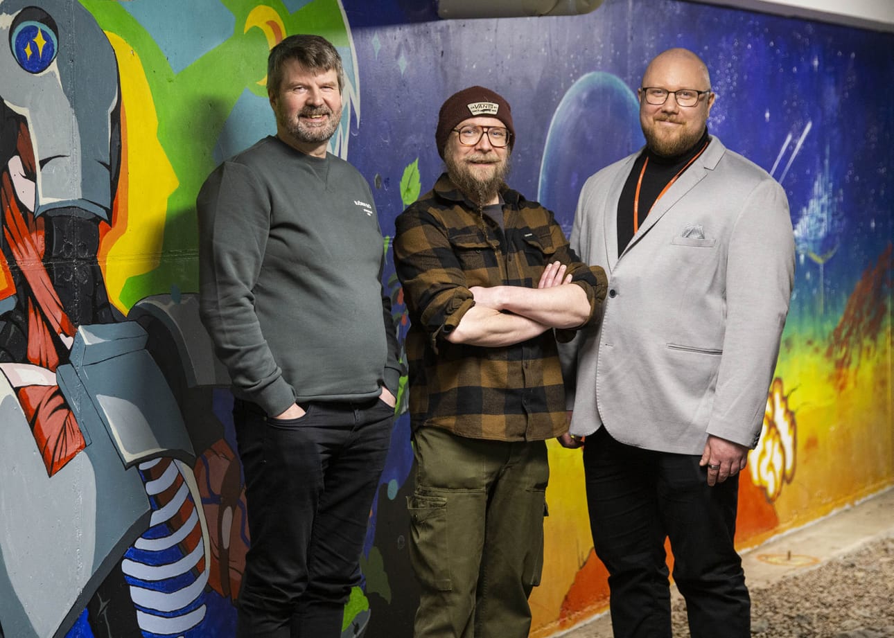 Lapin AMKin lehtori Ari Karjalainen, lehtori Petri Hannula ja osaamispäällikkö Heikki Konttaniemi iloitsevat uusista tuulista tieto- ja viestintätekniikan koulutusohjelmassa. ”Yhdistämme innovatiivisella tavalla eri teknologioita, mikä on palkitsevaa myös opiskelijoille.”