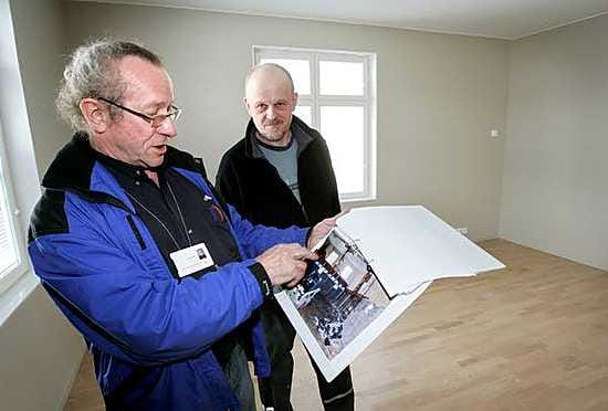 Yliopettaja Matti Leiber (vas.) ja urakoitsija Teuvo Runtti tutkivat valokuvista, kuinka entinen talo purettiin kokonaan uuden tilalta.