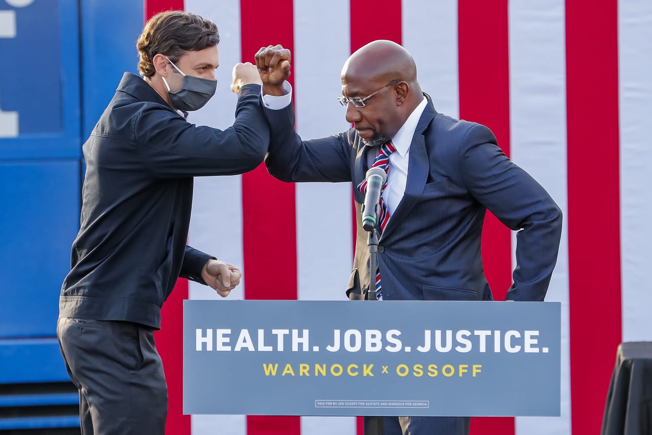 Jon Ossoff (vas.) ja Raphael Warnock haastavat istuvat republikaanisenaattorit.