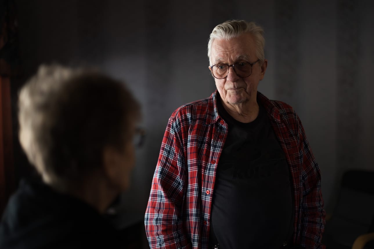 Tapio Heikkilä on ollut puolisonsa omaishoitaja muutaman vuoden ajan. Se aika, kun puoliso on päivätoiminnassa, antaa Heikkilälle mahdollisuuden hoitaa yrityksensä asioita tai hengähtää hetki.