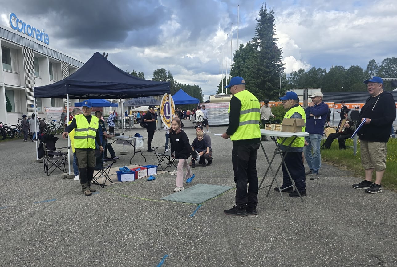 Lions Club Kuusamo on järtjestänyt kengänpotkaisun MM-kisoja vuodesta 2014 lähtien. Tämän vuoden kisa järjestettiin Talonpöytäfestien yhteydessä viime lauantaina.