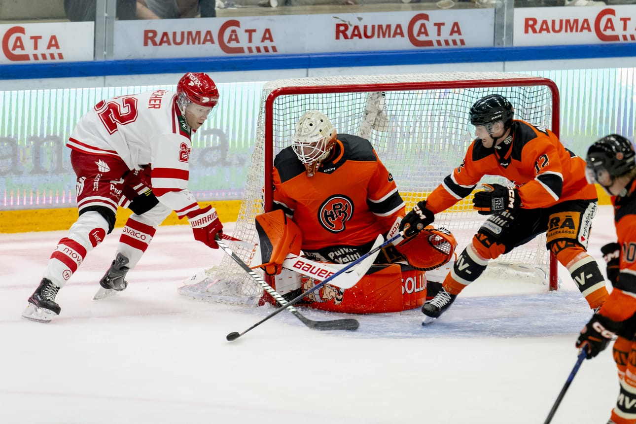 Vaasan Sport selvitti tiensä Pitsiturnauksen finaaliin, mutta hävisi siellä HPK:lle maalein 4–0. Sportin Isak Walther (vas.) rakensi finaalissa useamman hyvän maalipaikan, mutta kukaan Sportista ei kuitenkaan onnistunut ohittamaan Jacob Crespiniä HPK:n maalilla.