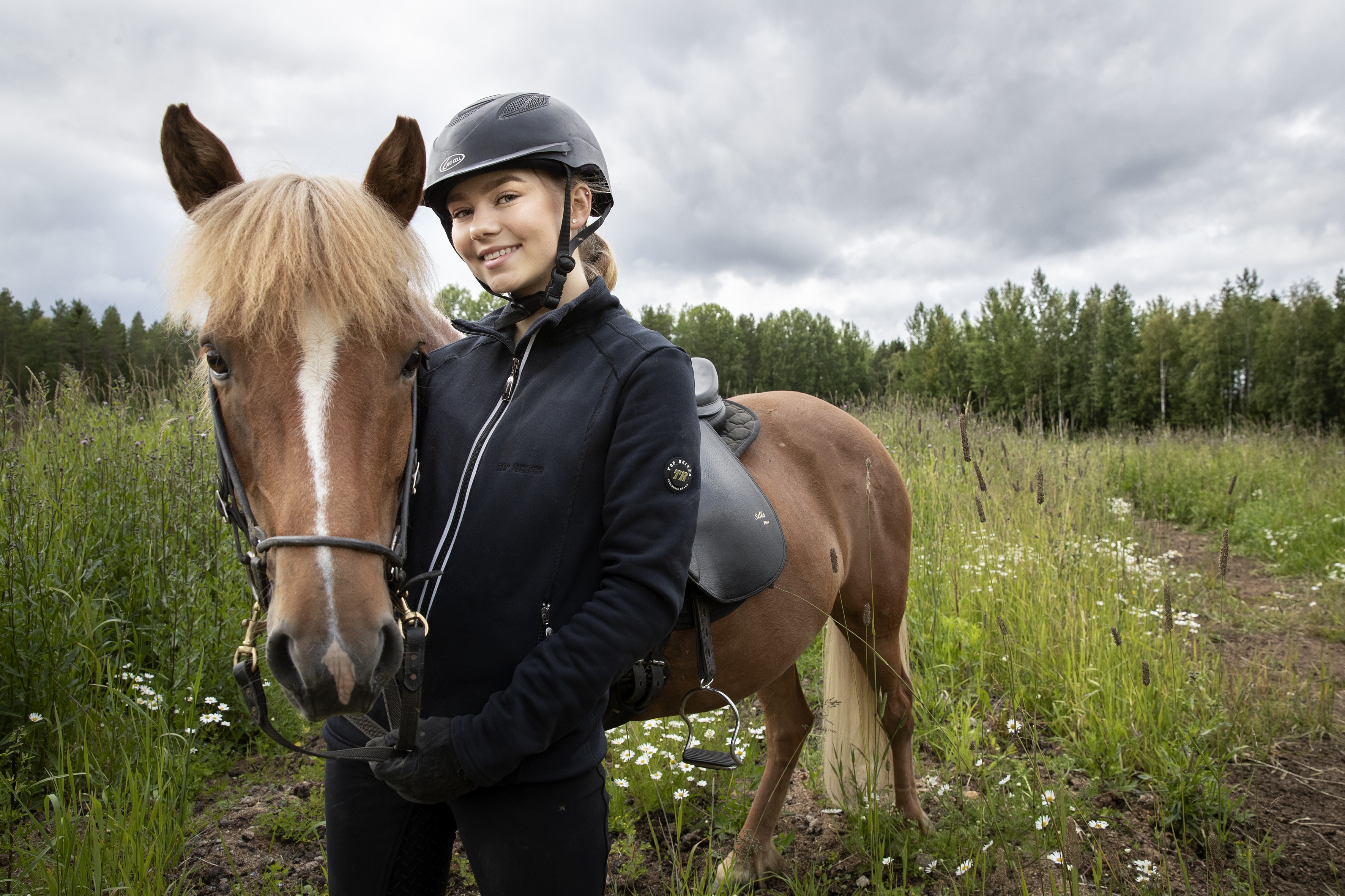 Kirsikka Poikkimäen hevosen Fjödurin koko nimi on Fjödur fra Kjarvalsstödum. Nimen kolmas osa kertoo hevosen syntymäpaikan.