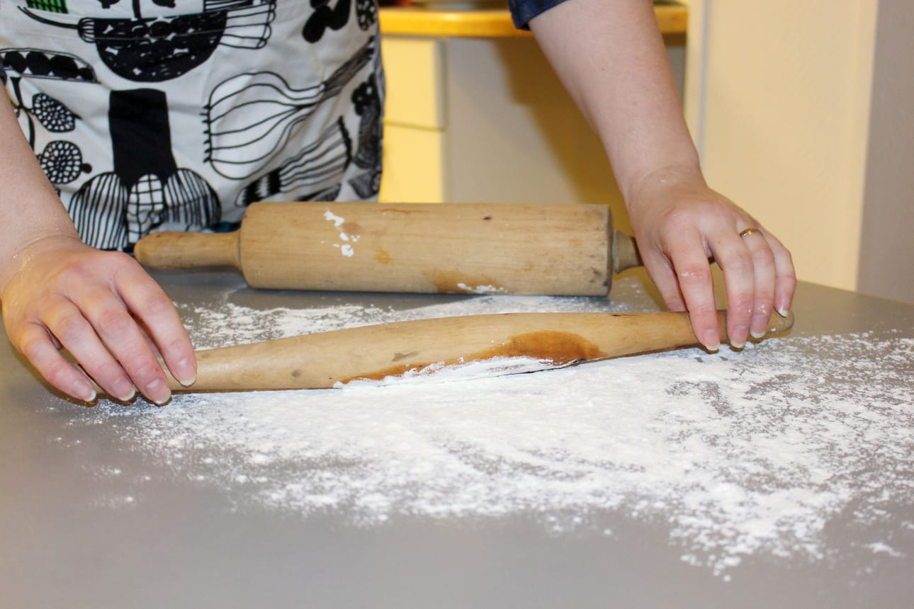 Pulikat ja kaulimet ovat leipurin käteviä kapineita. Mutta ne kannattaa jauhottaa ennen kuin käy taikinan kimppuun.