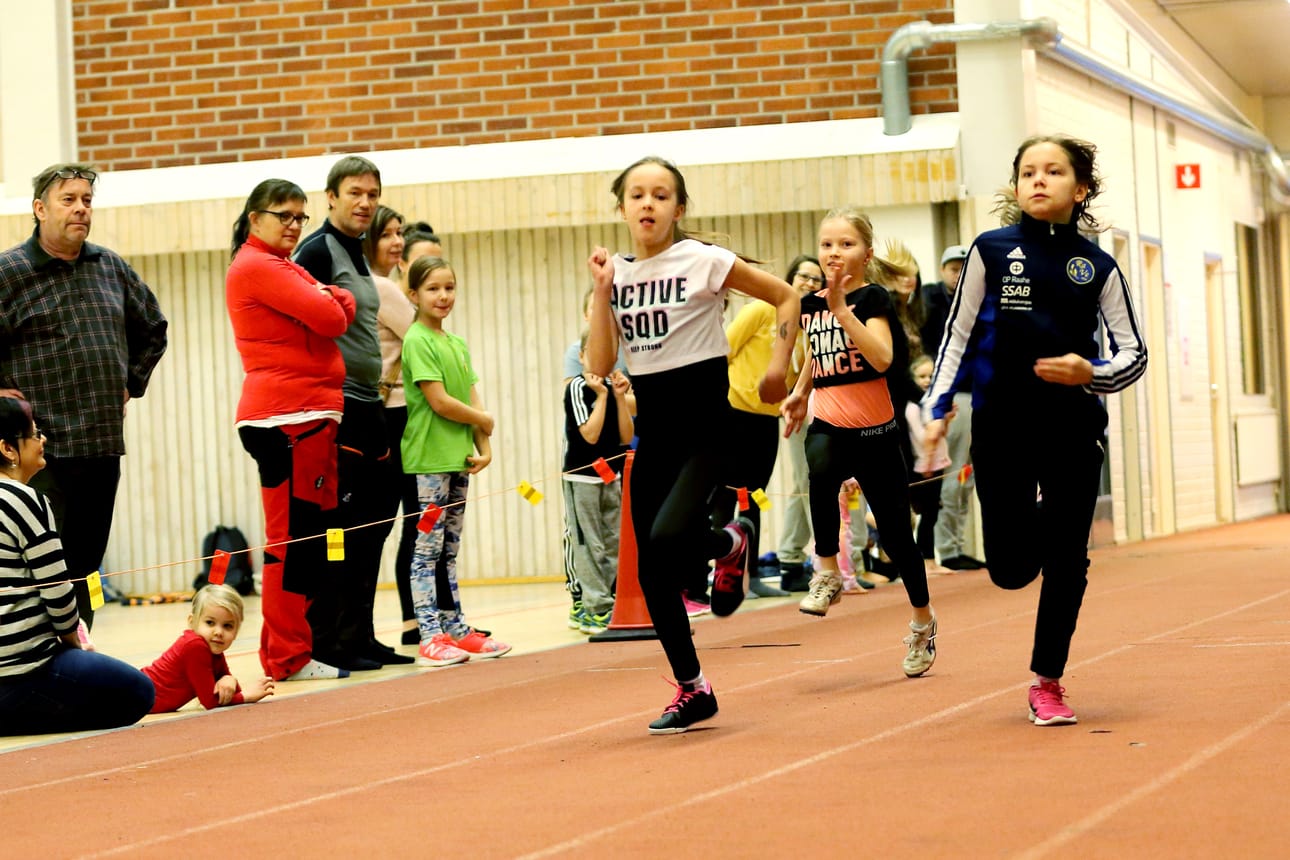 Pinja Pirinen, Meriina Karekivi ja Sylvi Komulainen pinkoivat Raahen Vesan loppiaiskisojen kisaurakkansa aluksi 60 metriä.