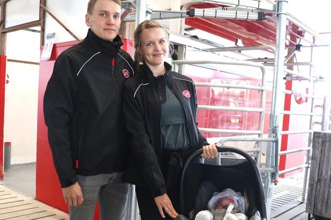 Tommi Harjun pihatossa vietettiin avointen ovien päivää perjantaina. Kuvassa myös puoliso Laura ja pikku-Eedit, jonka isoveli Aaron oli päivähoidossa.