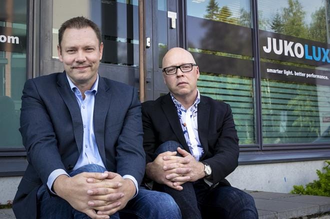 Ismo Aukee (oik.) on Hockey-Team Vaasan Sport Oy:n hallituksen uusi puheenjohtaja. Kuvassa vasemmalla Jukoluxissa niinikään työskentelevä Rainer Rönnback. Kuva on arkistokuva ja julkaistu alunperin yrityksestä kertovan jutun yhteydessä.