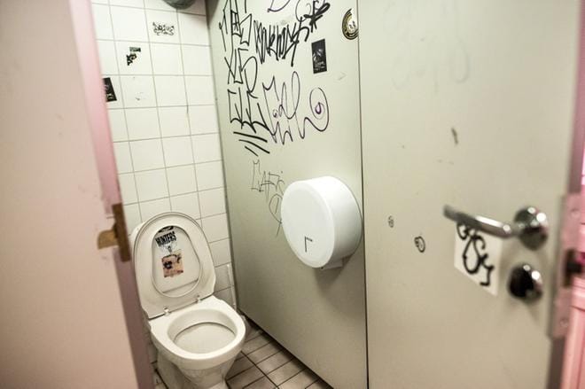 Vielä elää vessakynän voima. KUVAT: MATTI HAUTALAHTI