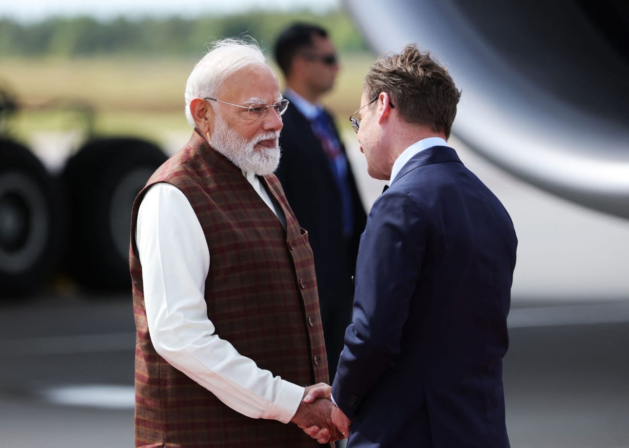 Ruotsin pääministeri Ulf Kristersson (oik.) tervehti Intian pääministeri Narendra Modia tämän saapuessa Gothenburgin lentälle 17. maaliskuuta.