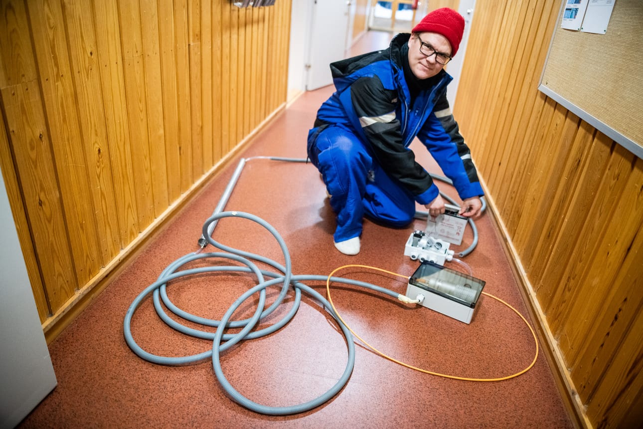 Oulangan tutkimusaseman tutkimusteknikko Juho Lämsän kokoamalla hiilidioksimittauslaitteella saadaan tietoa lumen alla tapahtuvasta hiilidioksin vapautumisesta ilmakehään. Sitä tuottavat talvellakin pieneliöt, sienet, kasvien juuret sekä bakteerit.
