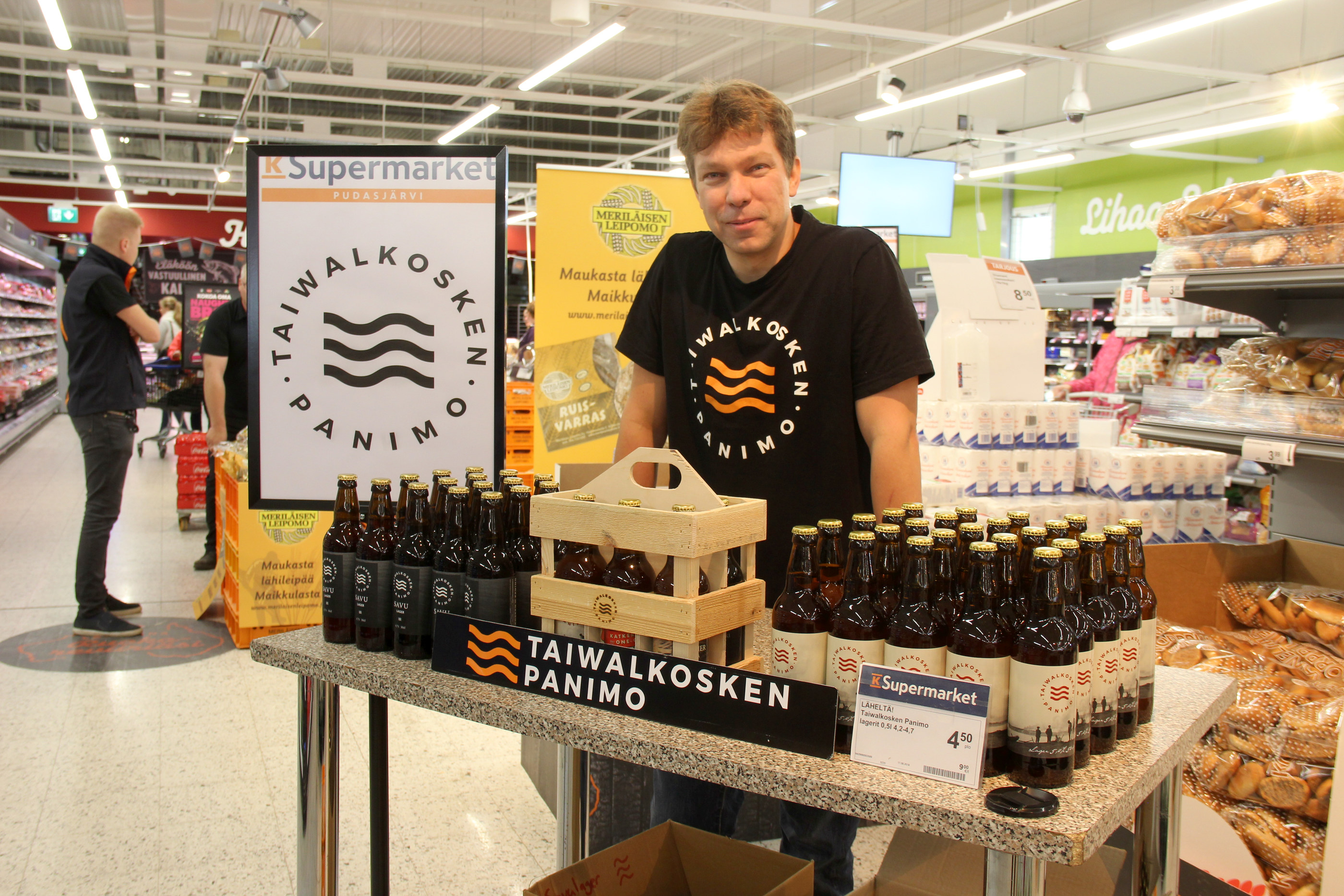 Taiwalkosken Panimon myydyin tuota on Savu-lager. Oluet valmistetaan lähdeveteen, ja valmistuksessa käytetään mahdollisimman suomalaisia tuotteita. Myyntipisteellä Sami Kuusela.