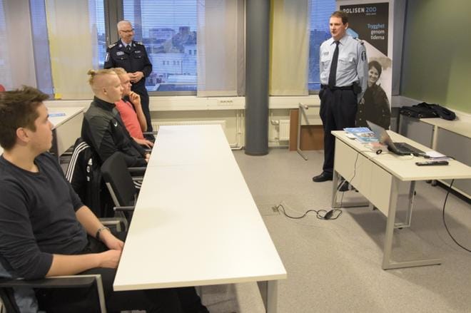 Ylikomisario Hans Snellman ja Poliisiammattikorkeakoulun edustaja Kjell Nylund perehdyttävät nuoria poliisin ammattiin. KUVA: KIMMO RUDNÄS