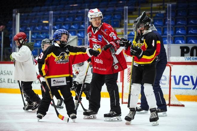 Veini Vehviläinen sai pistää parastaan kenttäpelaajana Kotkaliigassa. Kuva: Jarno Pellinen