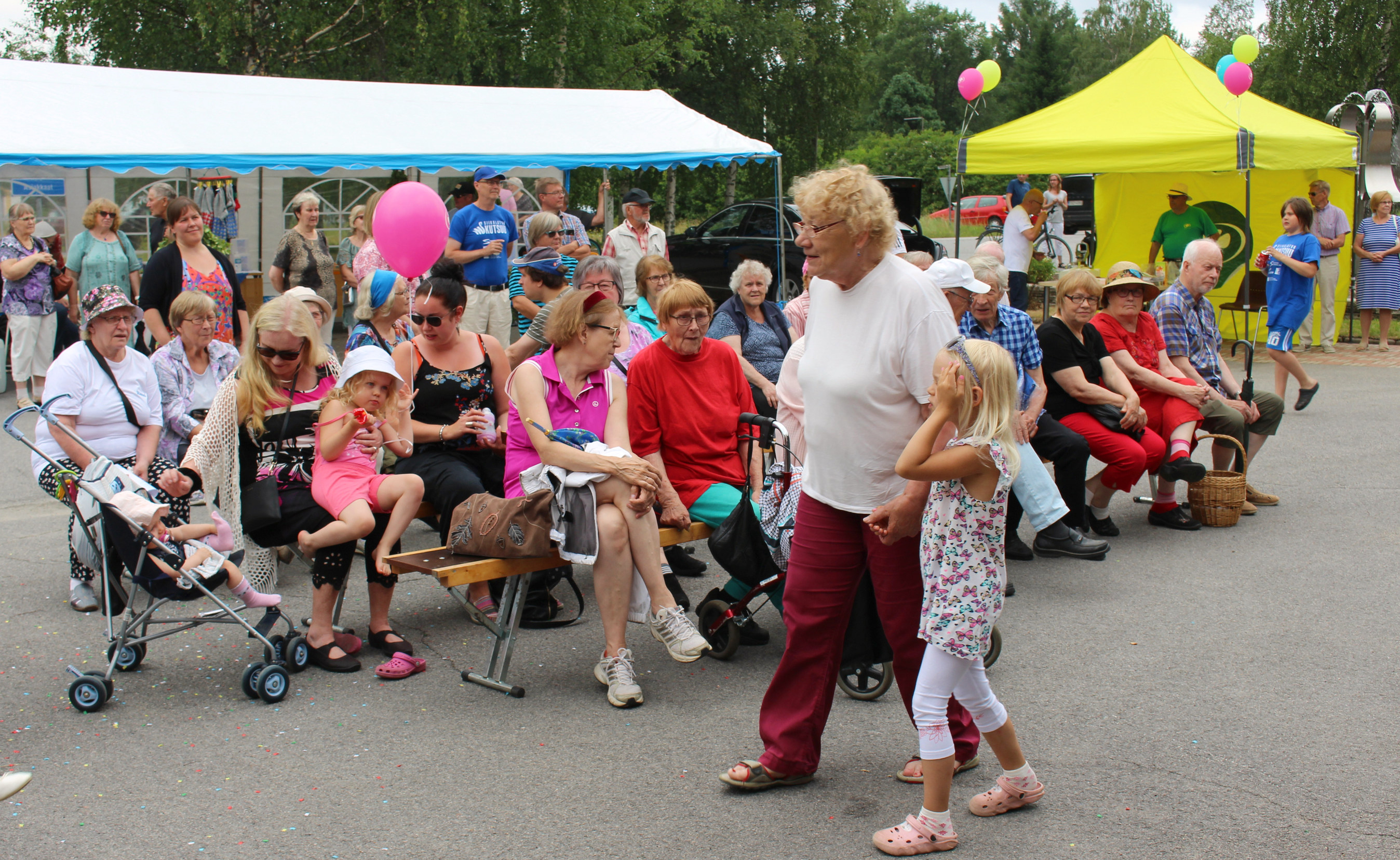 Pulkkila-päivien torilla oli mukavasti väkeä.