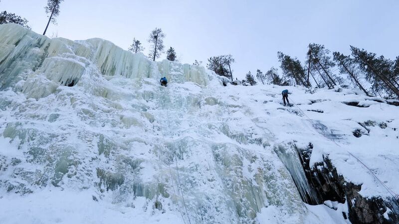 Tuomas Lahti liidaa (kiipeää alaköydellä) Jaska Jokusella, Juho Vierelä laskeutuu viereiseltä reitiltä.