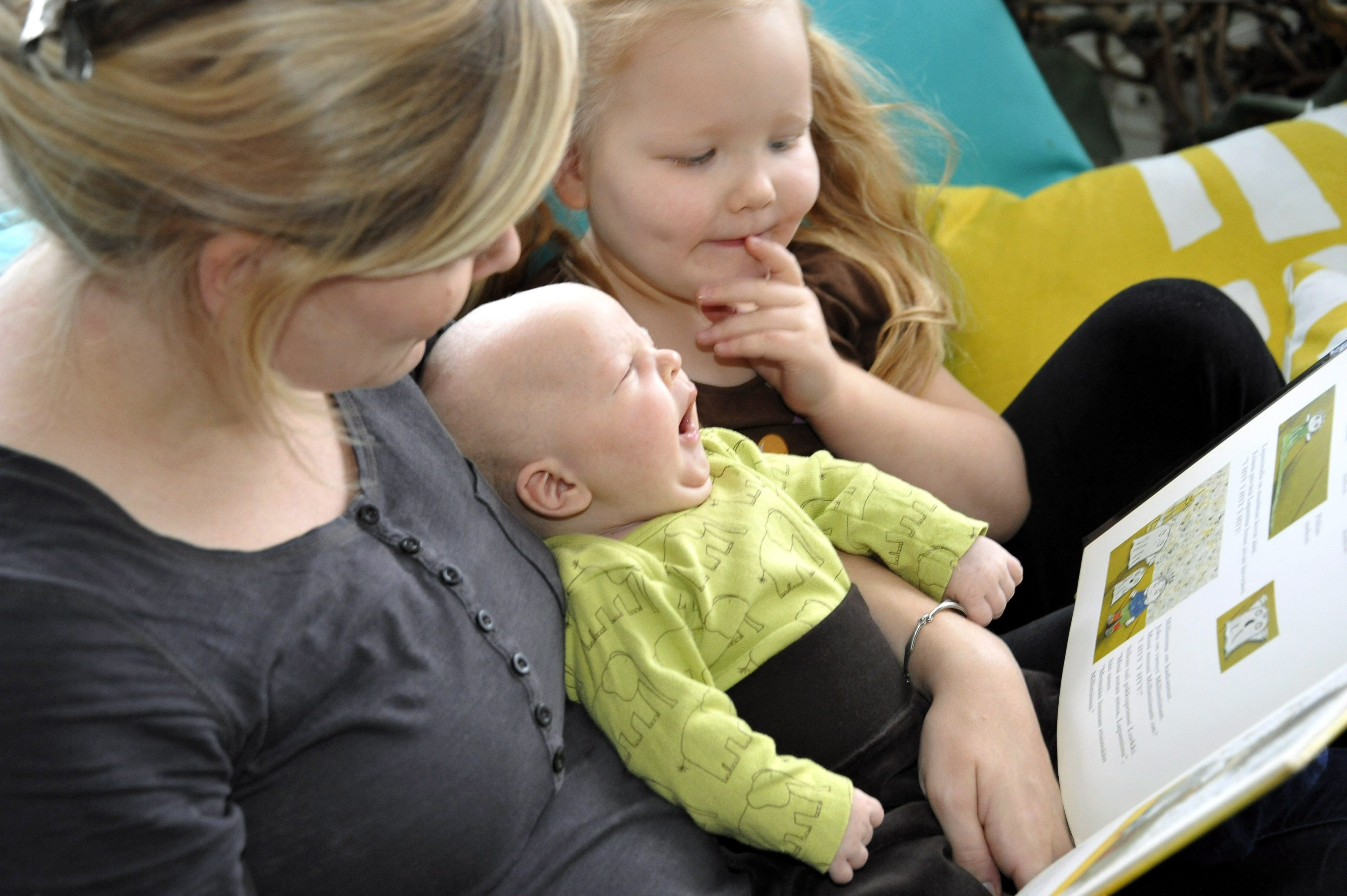 Neuvoloissa jaettavat kirjakassit ovat lisänneet suomalaisvanhempien lukuintoa