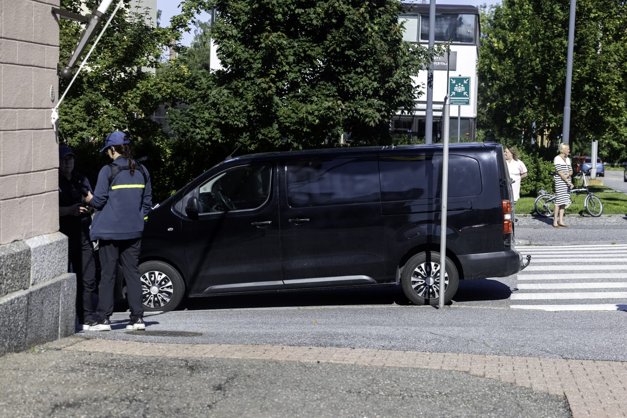 Pysäköinninvalvojat antoivat parkkisakon pitopalveluyrityksen autolle.