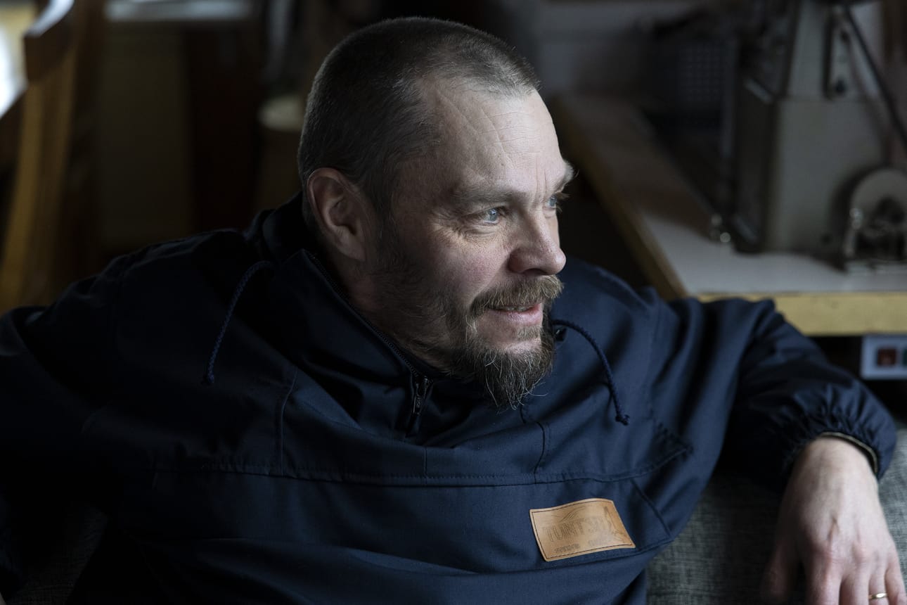 Siitä kannattaa kirjoittaa, mistä tietää, Tuomo Pirttimaa sanoo. Hän on ilahtunut lukijapalautteesta, jossa kiitetään Lyijykauden uskottavaa raskaan työn ja metsästyksen kuvausta.