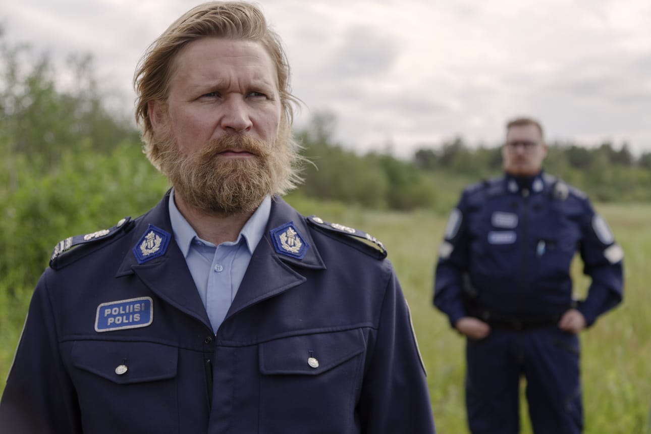 Katsottavaksi Elisa Viihteen alkuperäissarja tulee keväällä 2019. Kansainvälisestä levityksestäkin on jo sovittu, ja sen hoitaa Sky Vision. Kuvassa etualalla poliisin roolissa oleva Matti Ristinen.