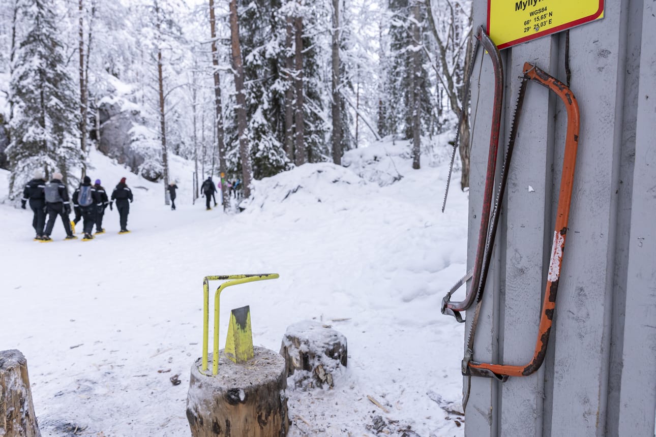 Ruka Adventuresin lumikenkäryhmä suuntaamassa takaisin Basecamp Oulangan parkkialueella. Myllykosken nuotiopaikalla oli toisen pokasahan terä poikki.