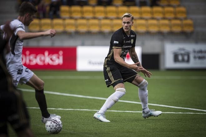 Joel Mero kävi haistelemassa Huuhkajien leirimeininkiä Abu Dhabissa. KUVA: JARNO PELLINEN