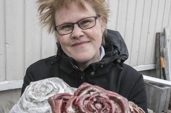 Säkki kuivabetonia, keppi ja vettä – betonitöiden teko on helppoa eikä se vaadi suuria investointeja, sillä se on kierrätystä parhaimmillaan. Materiaalista syntyy hauskoja sisustusesineitä erityisesti puutarhaan.