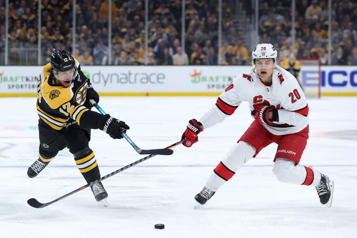 Carolinan Sebastian Aho (oik) kiekon perässä Bostonin vastaisessa kohtaamisessa. LEHTIKUVA / AFP