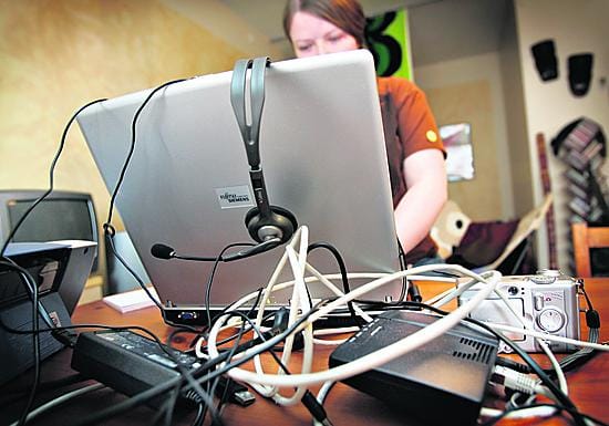 Johdotukset kulkevat talon rakenteissa ja seinärasiasta laitteisiin kulkevat johdot on niputettu johtosukkaan.