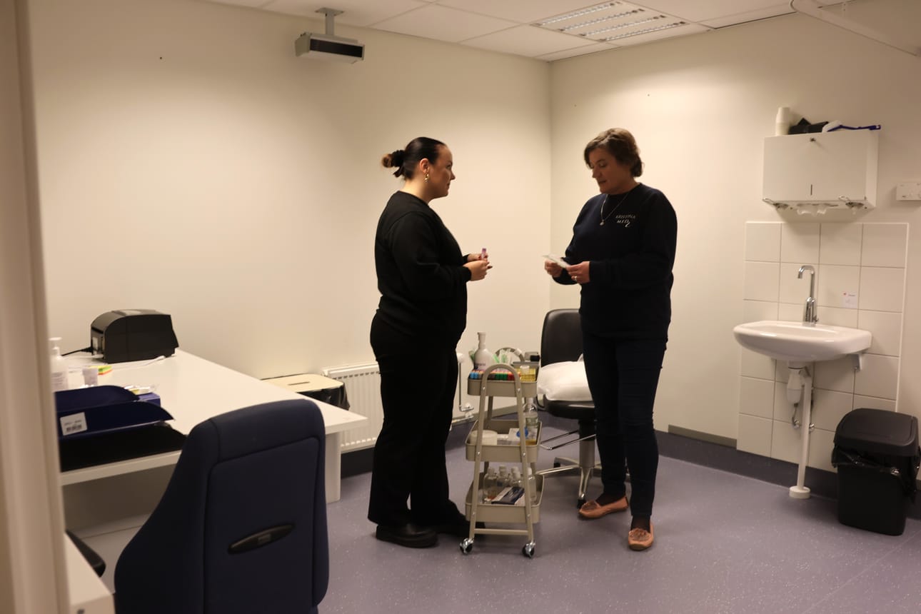 Iida Paasikoski (vas.) ja Johanna Peltoniemi Kristiinan sairaalanmäellä tiloissa, joissa uusi laboratoripalvelu toimii.