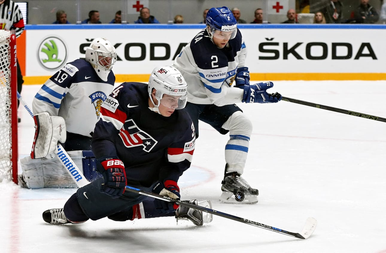 Ex-kärppä Ville Pokka (2) oli voittamassa Suomelle hopeaa vuoden 2016 MM-kisoissa. Silloin Pokka sai vastaansa USA:n Auston Matthewsin. Leijonien maalilla Mikko Koskinen.