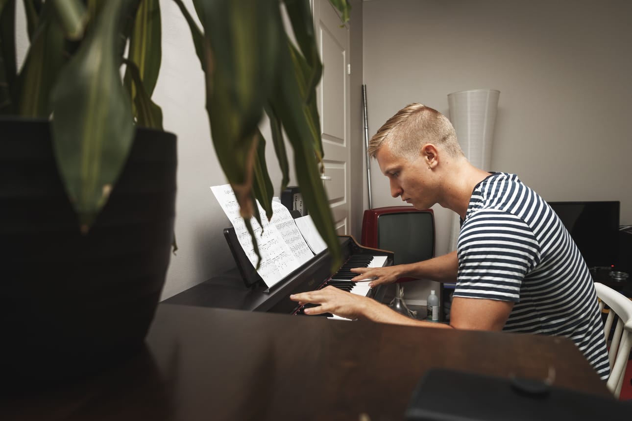 Rantala on juossut Suomen kaikkien aikojen neljänneksi nopeimman ajan 100 metrillä, mutta pikajuoksija on esityksensä perusteella myös sangen pätevä pianisti.