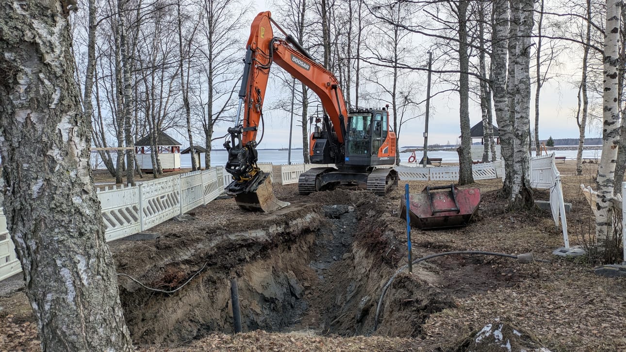 Kemin Mansikkanokalle kaivetaan vesijohtoa ja lisätään sähköjä tapahtumapuiston tarpeisiin. Kuva otettu 7. huhtikuuta.