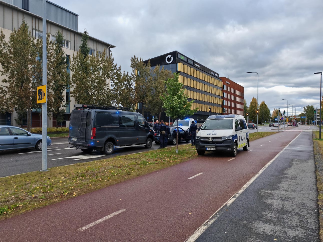 Kolme poliisin ajoneuvoa sumputti pysäytetyn, aiemmin varastetuksi ilmoitetun Mazdan.