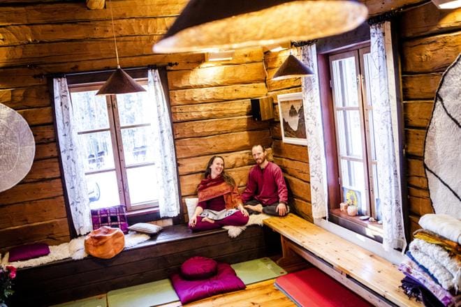 Leena Heinämäki ja Hans Christian Hansen löysivät toisensa meditaatiokurssilta Kööpenhaminasta kymmenisen vuotta sitten. Heille oli alusta lähtien selvää, että he haluavat perustaa meditaatiokoulun. Sydänmaan retriitteihin ja meditaatiokoulutuksiin saapuu osallistujia usein ympäri Suomen. KUVA: Anssi Jokiranta