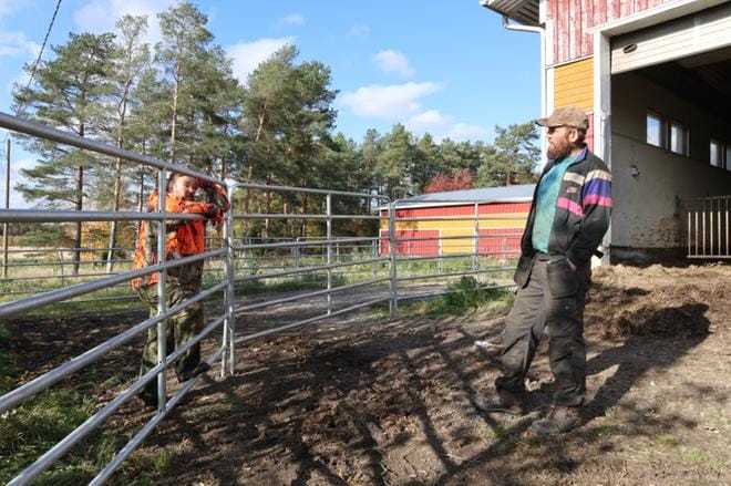 Tilan isäntä Pekka Lehtinen keskusteli tiistaina iltapäivällä metsästä tulleen Markku Laiteenmäen kanssa nautojen etsinnöistä. Kuva: Leena Nyysti