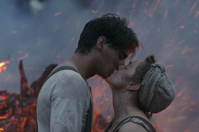 Oma maa kertoo Suomesta sotien jälkeen: rintamalta palanneista, asutustilan raivaamisesta umpimetsään ja rakkaudesta. Pääparina säkenöivät valkukankaan tuoreet kasvot Konsta Laakso ja Oona Airola.