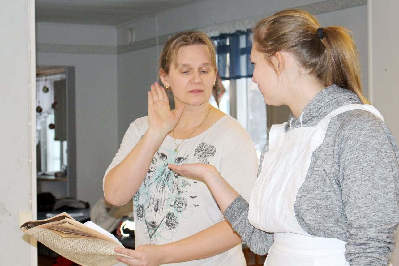 Tuomarin rouva (Anne Heilala-Tervo) ja sisäkkö (Enni Heilala) käyvät kiivasta keskustelua.